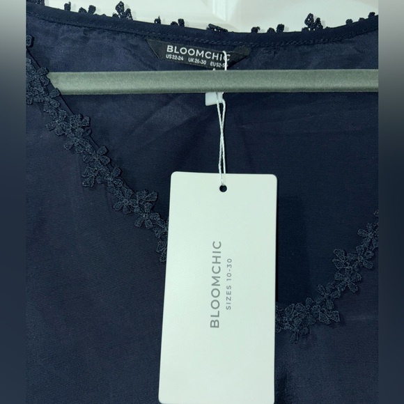 BloomChic 22/24 New Navy Crochet Sleeve Blouse NWT - Picture 3 of 3